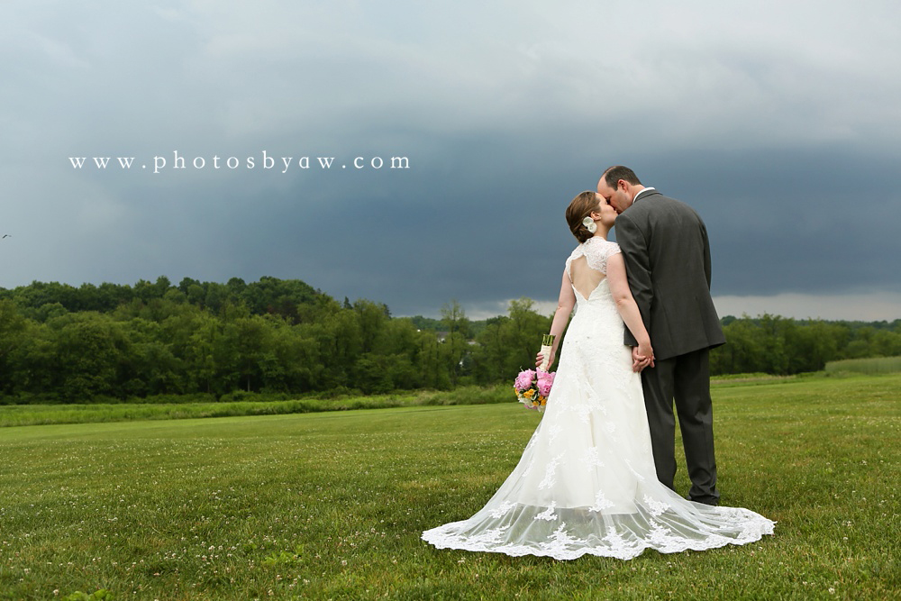 bride_and_groom_rain_photos_lingrow_farm
