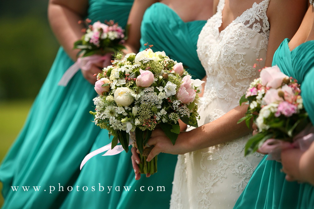 green_bridesmaids_pink_flowers