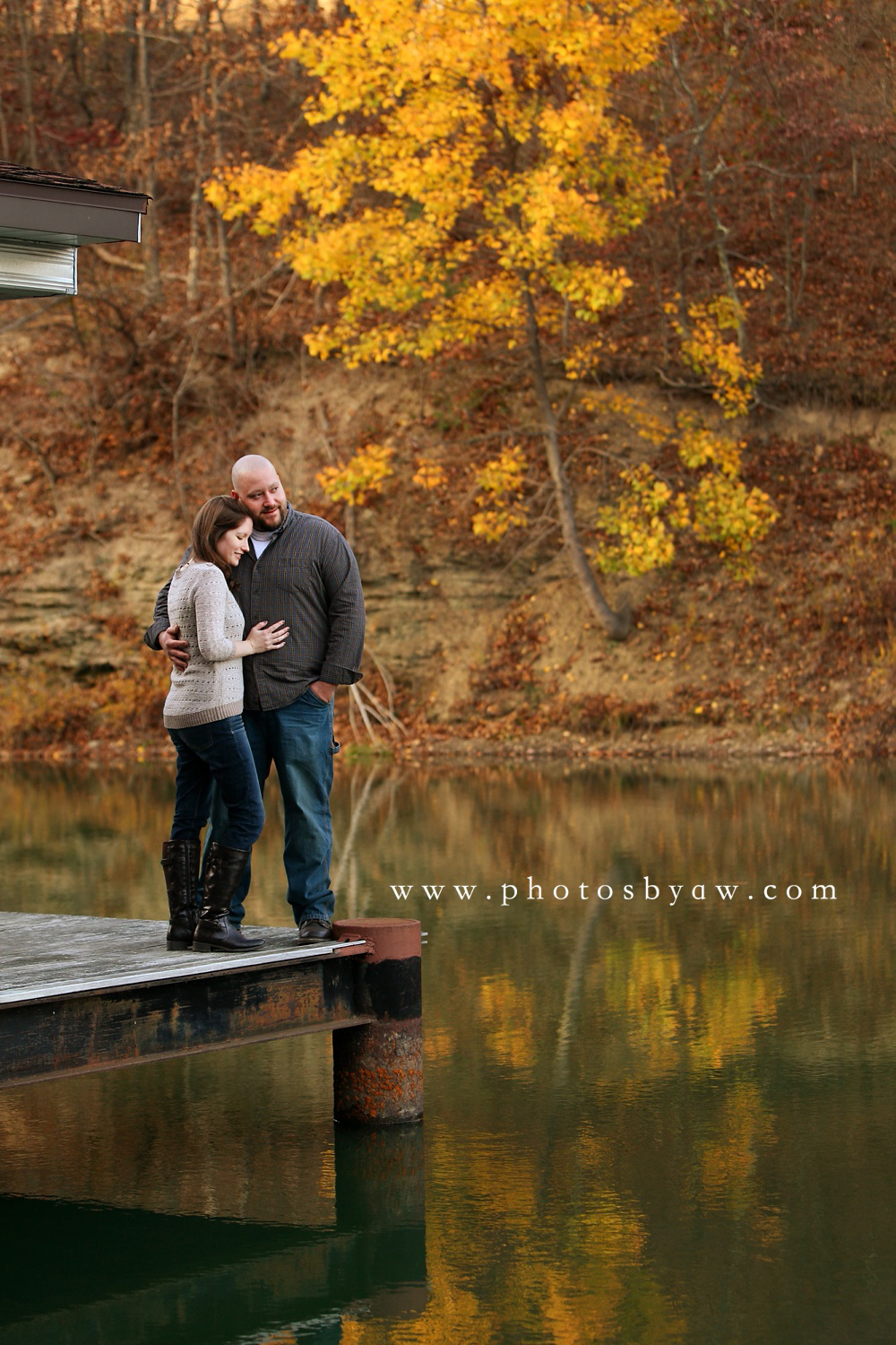 fall leaf lake engagement photos