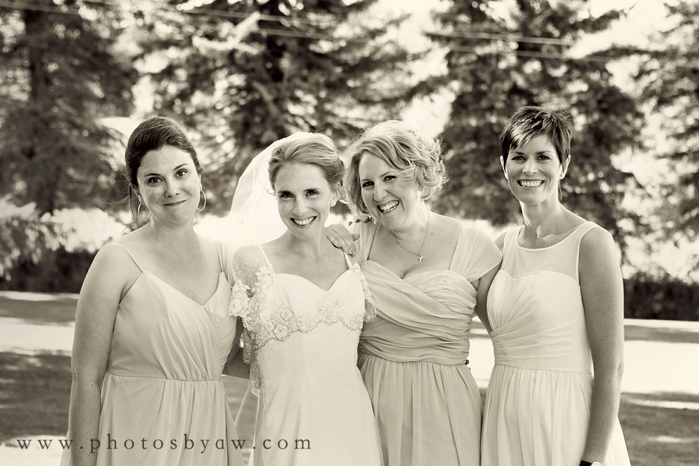 bridesmaids_black_and_white_candid