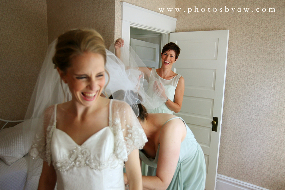 bridesmaids_helping_bride_get_dressed