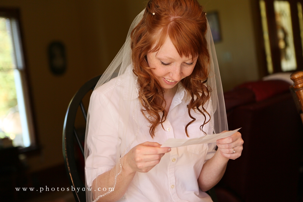 bride_reading_letter_from_groom