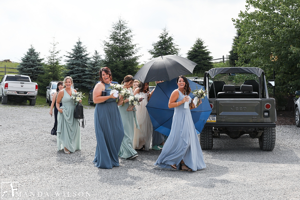 wedding_party_umbrellas_armstrong_farms_fieldstone